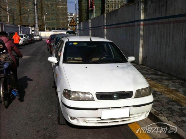车况介绍:急用钱转个人自用菲亚特西耶那三厢一辆,03年10月的,白色,成色不错实车照片,比较爱惜,1.3排量的,意大利原装进口发动机和变速箱,4速手自一体,当时新车办齐12万多,发动机一颗螺丝没动过,代步省油极品小钢炮,百公里5.5个油,无任何事故,保险刚买的到2013年12月份,年审绿标到2013年10月份,跑了15万公里,每隔5000公里正常保养,到手就开,一打就起,不用花一分钱,开一年不想开基本还能卖这个价钱,不贬值,原装CD,音响效果不错,助力转向,ABS+EBD,电动车窗,真皮座椅,新地胶,新轮