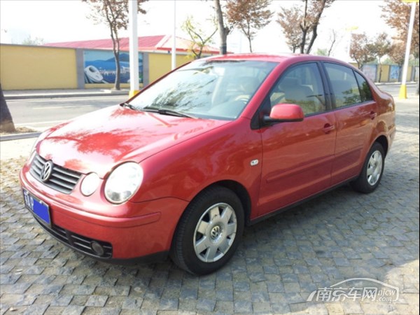 2006年1月上路的大众POLO,红色车身,1.4升进口发动机,自动挡,双安全气囊,ABS,EBD,ASR,四门电动窗,原车CD,助力转向,铝合金轮圈,刚换的四条米其林轮胎,全车无一条划痕,95%原厂漆,无任何事故,全部在4s店保养,可查记录,年检,保险都到2013年12月,现低价转让,要的速联系,中介勿扰,诚心买的看车可议价,电话不谈价格,短信不回,来看车者发现本车事故,双倍报销看车来回路费!