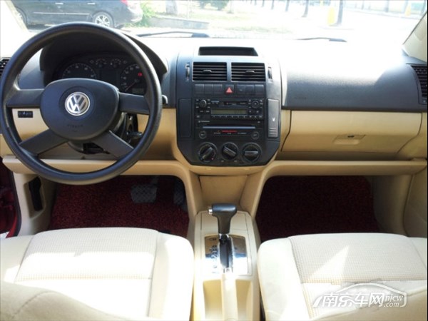 2006年1月上路的大众POLO,红色车身,1.4升进口发动机,自动挡,双安全气囊,ABS,EBD,ASR,四门电动窗,原车CD,助力转向,铝合金轮圈,刚换的四条米其林轮胎,全车无一条划痕,95%原厂漆,无任何事故,全部在4s店保养,可查记录,年检,保险都到2013年12月,现低价转让,要的速联系,中介勿扰,诚心买的看车可议价,电话不谈价格,短信不回,来看车者发现本车事故,双倍报销看车来回路费!