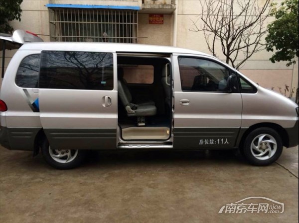 车况介绍:公司一手车,江淮瑞风,手动2.4,11座,中央空调,中间扶手,真皮座椅,ABS,中控锁,CD,方向助力,多功能方向盘,电动后视镜,倒车雷达,全程4S店保养,整车原厂漆,无任何事故,年检。绿标到15年8月,保险买了7000到8月份,有需要的朋友电话联系