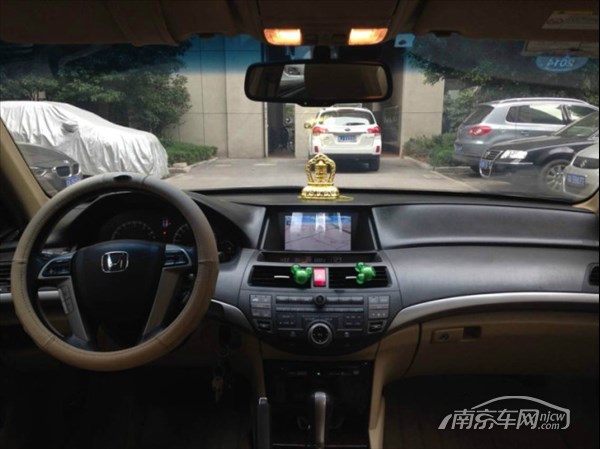 车况介绍:个人诚心转让09年启用 八代雅阁 3.5 V6发动机 自动最顶配. 不要以为3.5排量的就很耗油,用起来就知道了,其实油耗一点不算高,毕竟是3.5. 动力超级好,雅阁2.4是比不了的。自己开了那么久,百公里也就10个油。 主要配置 主副电动电加热真皮座椅 驾驶座腰部支撑调节 天窗 桃木内饰 导航 倒车雷达影像 行车电脑 定速巡航 车载蓝牙电话 自动感应雨刮 大灯自动清洗 大灯灯光高低调节 远近疝气大灯 无钥匙点火系统 儿童安全座椅固定装置 8个安全气囊 外后视镜电动折叠功能 电动窗防夹功能 外后