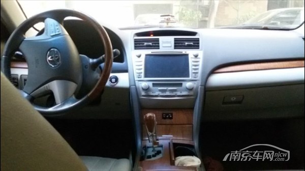 本人非车商!车贩请绕行! 私家自用车,平时上下班,真实公路数。和新车车况基本一样,没有事故。全部4s店保养,有维修保养记录。240G车辆具备200所没有的自动巡航,5速变速箱。自动空调,前排座椅加热,天窗。 另外自己新增车辆配置:一键启动,疝气大灯,天使眼,倒车影像,后排电视靠枕,8寸大屏控制系统,导航,排挡锁、后遮阳帘。所有高档配置一应俱全!!! 车辆已年检合格至2016年7月。可以约时间上门看车况。当时购车价23.