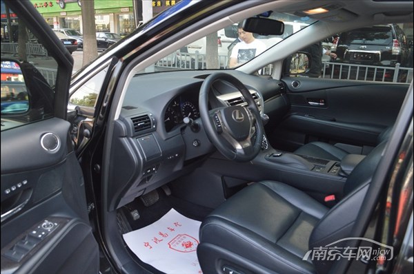 【车况说明】新款 雷克萨斯RX270 豪华版 7万公里全程4S店养护 无钥匙启动 无钥匙进入 真皮多功能方向盘电动调节 车载电话 定速巡航 中控彩色大屏 GPS导航 倒车影像 真皮座椅加热记忆 后视镜加热电动折叠 氙气大灯 LED日间行车灯 感应雨刷 温度分区控制 车况精品...经CYCT108101210000评估认证体系认证综合总评:99分 (接受任何检测评估体系二次检测) 【售后服务】宁波易车堂是浙江省内首家有认证、有保修的品牌二手车有限公司,主营中高端,无事故的精品二手车,可以置换,全部认证车辆均