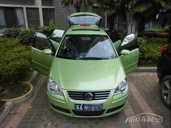 车况介绍:个人转让私家一手,大众POLO,1.6升发动机,动力好且省油, 此车外观时尚,轻巧灵活易操控,很适合新手练车和家庭带步, 配置:手自一体6档变速器,全自动天窗,四门电动+一建式落窗, 倒车雷达,真皮座椅,电动后视镜,铝合金轮毂,后置雨刷器, ABS,CD音响,冷暖空调,遥控防盗器,双安全气囊, 方向高低可调,座椅高低也可调 年审+环保+保险都到13年5月份 此车家用非常爱惜,公里数很少很真实,备胎还未落地,绝对无任何大小事故, 可带师傅检验,新车上路13万现6.