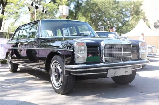 190车型的底盘编号为w121,是奔驰在二战后生产的首批新车之一,这款